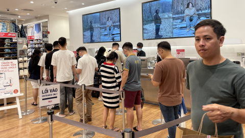 Giới trẻ Sài Gòn shopping mua đồ Tết tới khuya, cửa hàng đuổi vẫn chưa chịu về