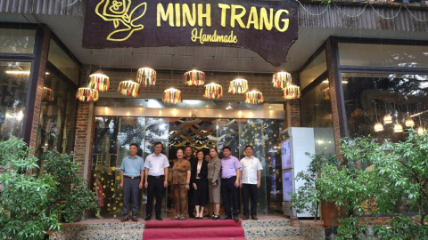 Sản phẩm handmade do nông dân làm ra đang 'làm mưa làm gió' tại một bến đò ở Ninh Bình