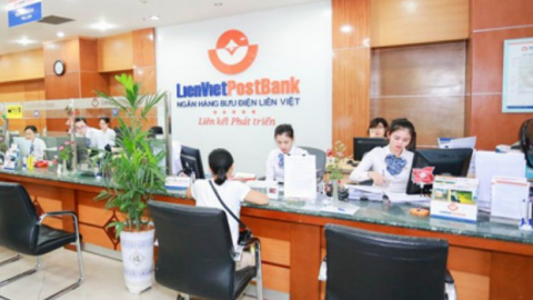 Vợ Phó tổng LienVietPostBank muốn bán hết LPB 