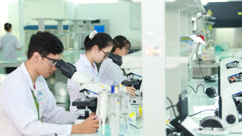 HUTECH công bố điểm chuẩn xét tuyển sớm: Vào ngành Dược có dễ?