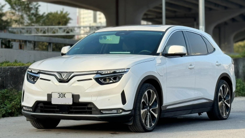 Sau 1 năm lăn bánh, VinFast VF8 được rao bán giá khó tin