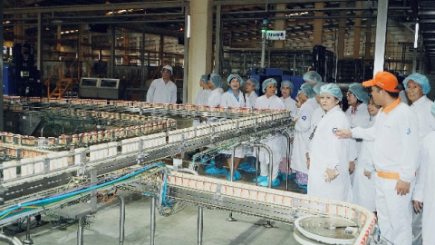 Khách hàng dùng Vinamilk hơn 40 năm, ấn tượng trước siêu nhà máy hiện đại, khép kín