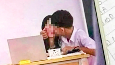 Vụ giáo viên xin mua laptop hay cử chỉ thân mật trong lớp học: 'Giá trị đạo đức đang bị... xem nhẹ'!