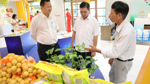 Nông dân Sóc Trăng mang gạo ST25, hành tím Vĩnh Châu, chanh dây ngọt lên TP.HCM chào hàng