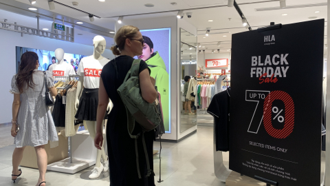 Choáng ngợp khuyến mãi khủng trước Black Friday, khách săn sale sớm vì 'nếu không mua thì hơi tiếc'