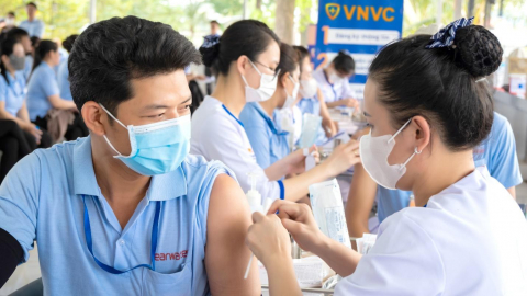 Nhiều doanh nghiệp tăng cường tiêm vaccine sốt xuất huyết cho người lao động dịp cuối năm