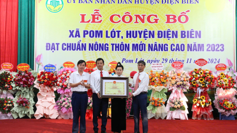 Pom Lót đón Bằng công nhận xã đạt chuẩn nông thôn mới nâng cao