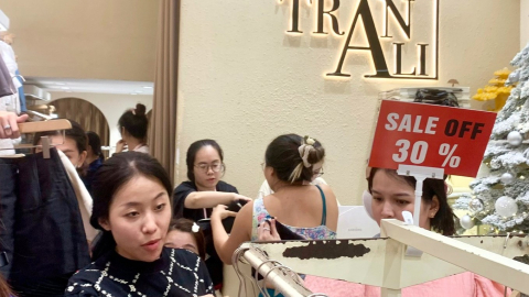 Black Friday, chị em kéo nhau săn sale khủng 