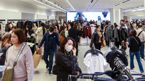 Dân công sở ùn ùn, xếp hàng cả giờ đồng hồ tại trung tâm thương mại để săn sale ngày Black Friday