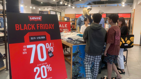 Chị em rủ nhau săn sale 'khủng' mỹ phẩm, quần áo ngày Black Friday