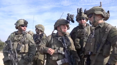 Lực lượng Israel không kích dữ dội khắp Syria, tiến sát thủ đô Damascus