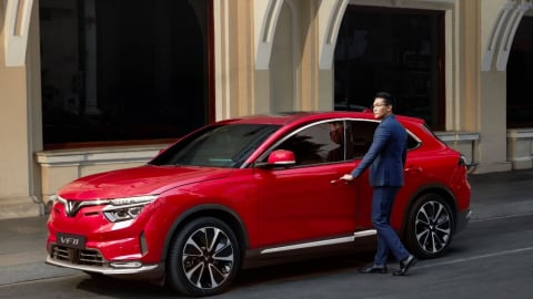So găng VF 8 với Honda CR-V e: HEV RS: Xe điện vẫn “trên cơ” hoàn toàn xe hybrid