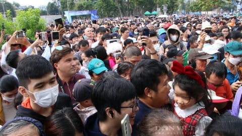 Hàng ngàn người dân chen chúc chờ trải nghiệm Metro số 1