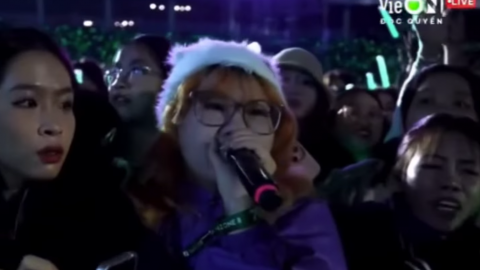 Concert 'Anh trai say hi': Nữ khán giả cầm mic xin dừng chương trình để cứu người bị ngất