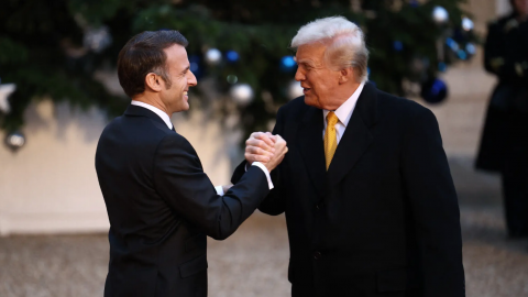 Bắt tay áp đảo ông Macron, thờ ơ với ông Zelensky: Ông Trump gây bão ở Paris