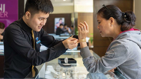 Nữ trang dành cho chị em 8/3: SJC giảm giá sâu, PNJ giao tận nơi, DOJI có ưu đãi lạ