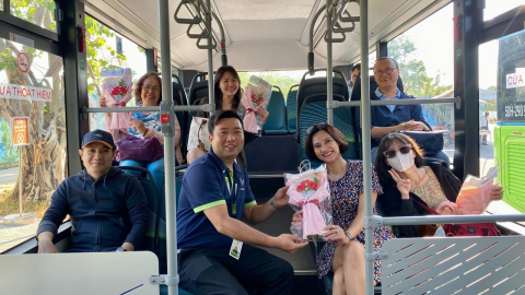 Phái nữ bất ngờ khi được tặng quà 8/3 trên xe VinBus
