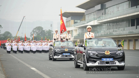 Diện kiến VinFast VF8 mui trần 'thửa riêng' trong lễ diễu binh CSCĐ