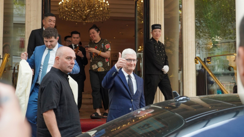 Hoạt động của CEO Apple Tim Cook tại Hà Nội: Từ cafe, dạo hồ Gươm, gặp học sinh, đến Phủ Chủ tịch