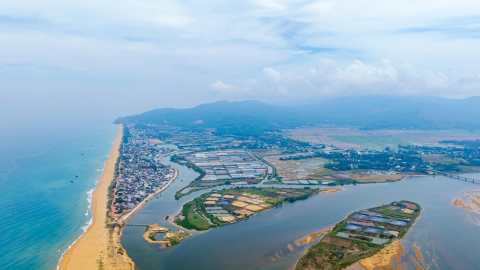 Xôn xao một cái cồn cát 5ha hình 'cá chép vượt vũ môn' do sa bồi thủy phá, trông lạ mắt ở Bình Định