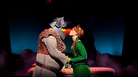 Nhạc kịch chuẩn Broadway “gây sốc” với việc sử dụng phục trang tái chế từ nhựa và vải jeans