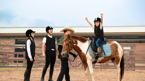Du khách hào hứng khám phá bộ môn mã thuật tại Vinpearl Horse Academy Vũ Yên