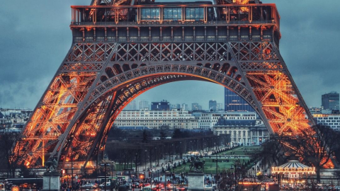Tháp Eiffel đang 'vật lộn' để sống sót sau Covid-19