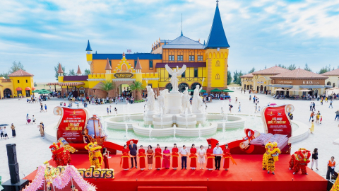 Khu phố thương mại VinWonders Cửa Hội đón đầu lượng khách “khủng”, bùng nổ doanh thu ngày khai trương