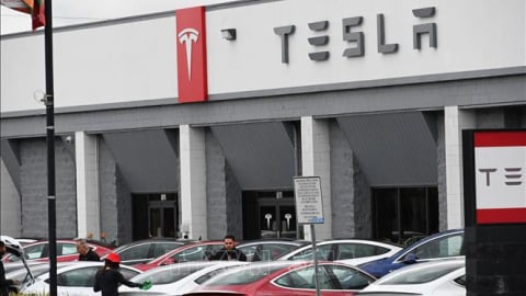 Sự cố mạng toàn cầu của Microsoft khiến Tesla tạm dừng sản xuất 