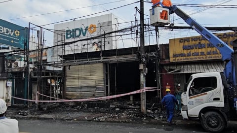 TP.HCM: Hiện trường tan hoang vụ cháy cửa hàng quần áo lan sang cây ATM
