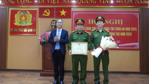 Thống đốc NHNN Việt Nam khen thưởng Công an TP.Đà Nẵng tham gia phá vụ án người nước ngoài cho vay lãi 500%