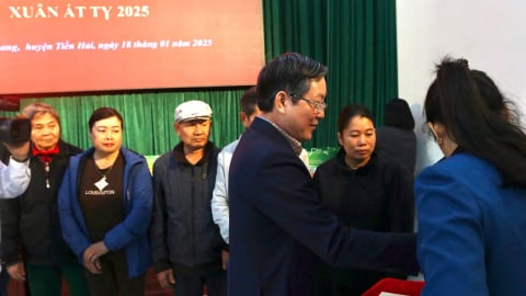 Chủ tịch Trung ương Hội Nông dân Việt Nam Lương Quốc Đoàn trao tặng hàng trăm suất quà Tết Ất Tỵ 2025 tại Thái Bình