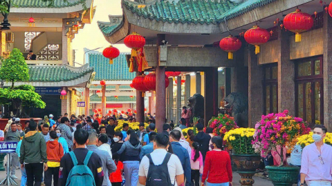 Biển người đổ về Miếu Bà Chúa Xứ Núi Sam và tham quan check-in tại KDL Bà Chúa Xứ - Cáp treo Núi Sam