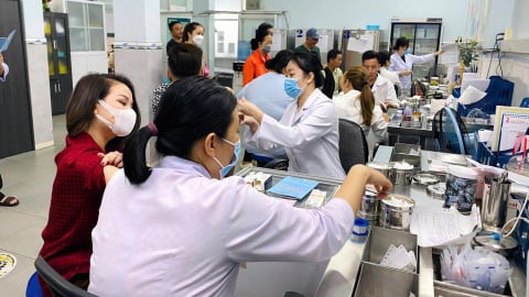 Lo dịch cúm diễn biến phức tạp, dân TP.HCM đổ xô đi tiêm vaccine