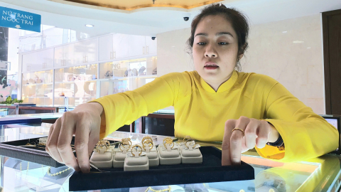 Giá vàng tăng mạnh ngày Valentine, SJC, PNJ tung hàng 'độc' cho các cặp đôi 