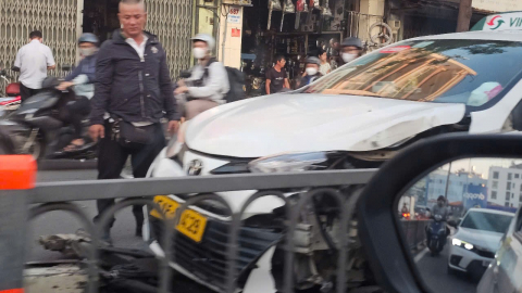 Taxi mất lái đâm vào lan can giữa hai làn đường ở quận Tân Bình, ùn ứ giao thông nghiêm trọng