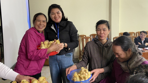 Hội Nông dân một phường ở TP.Hải Phòng trao tặng vịt giống, sâu canxi cho 10 hộ gia đình hội viên