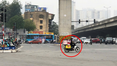 Nhiều người đi xe máy vẫn cố tình vượt đèn đỏ tại ngã tư lắp nhiều camera phạt nguội nhất Hà Nội