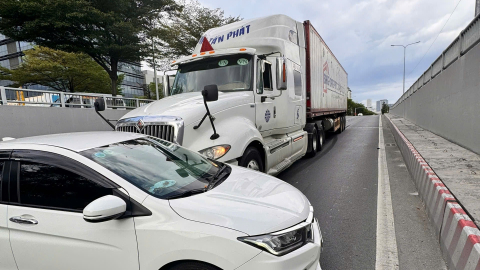 Xe container chuyển làn đâm trúng ô tô 4 chỗ, thiệt hại gần 100 triệu đồng