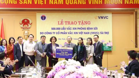 Bộ Y tế tiếp nhận 500.000 liều vaccine phòng bệnh sởi được VNVC trao tặng
