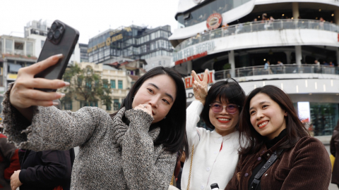 Tòa nhà Hàm cá mập bỗng 'nổi như cồn', người dân thi nhau check-in trước ngày bị phá dỡ