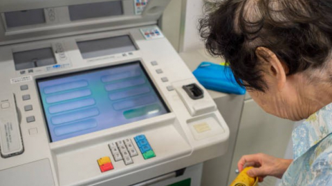 Nhật Bản cấm người cao tuổi vừa gọi điện thoại vừa rút tiền tại ATM