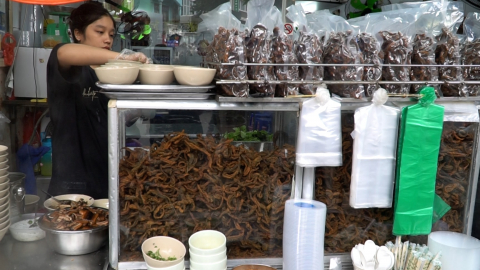 Bí ẩn quán lươn hơn 40 năm tuổi ở phố cổ: Từng “độc nhất vô nhị” tại Hà Nội, nay được Michelin gọi tên