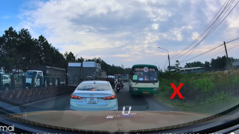 Xử lý tài xế xe buýt ngang nhiên chạy xe ngược chiều trên quốc lộ, phụ xe bám trên cửa yêu cầu nhường đường