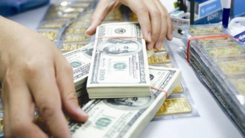 Chênh lệch giá mua-bán USD nới rộng, vàng phục hồi