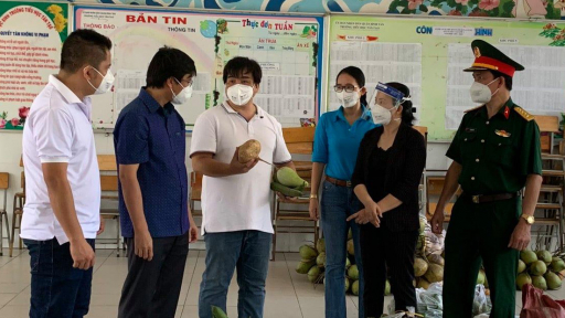7 tấn nông sản từ “Chuyến xe hạnh ngộ” đến với Bệnh viện dã chiến TP.HCM