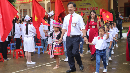 Phó Bí thư Thường trực Tỉnh uỷ Sơn La dự khai giảng năm học mới tại Trường Tiểu học Mường Giàng