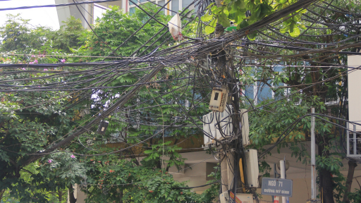 Nhiều tuyến phố ở Hà Nội: Dây điện, cáp viễn thông chằng chịt, “giăng bẫy” người dân