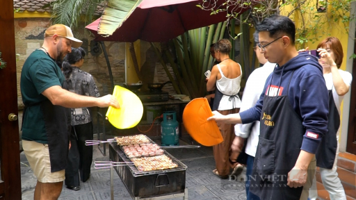 Du khách phấn khích chi tiền triệu học làm bún chả, nem rán... như người Hà Nội
