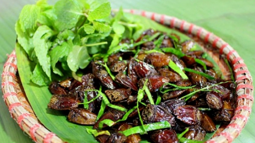 Kể chuyện làng: Đặc sản bọ xít trứ danh ngon 'quên đường về' của bà con người Thái Tây Bắc